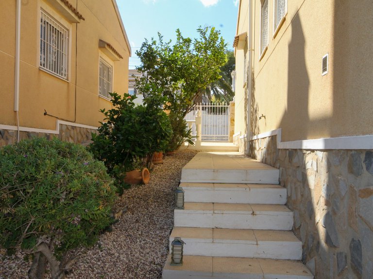 Villa for Sale in Villamartin, Alicante 26