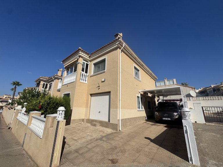 Villa for Sale in Villamartin, Alicante 1
