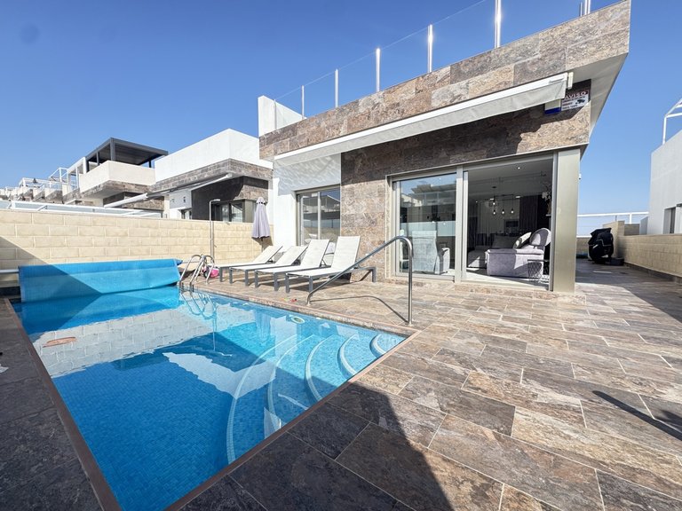 Villa for Sale in Villamartin, Alicante 1