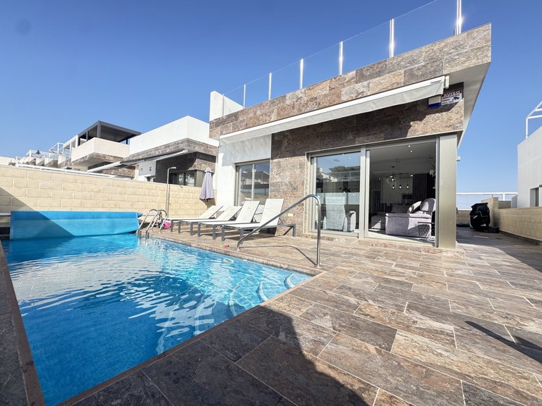 Villa for Sale in Villamartin, Alicante 33