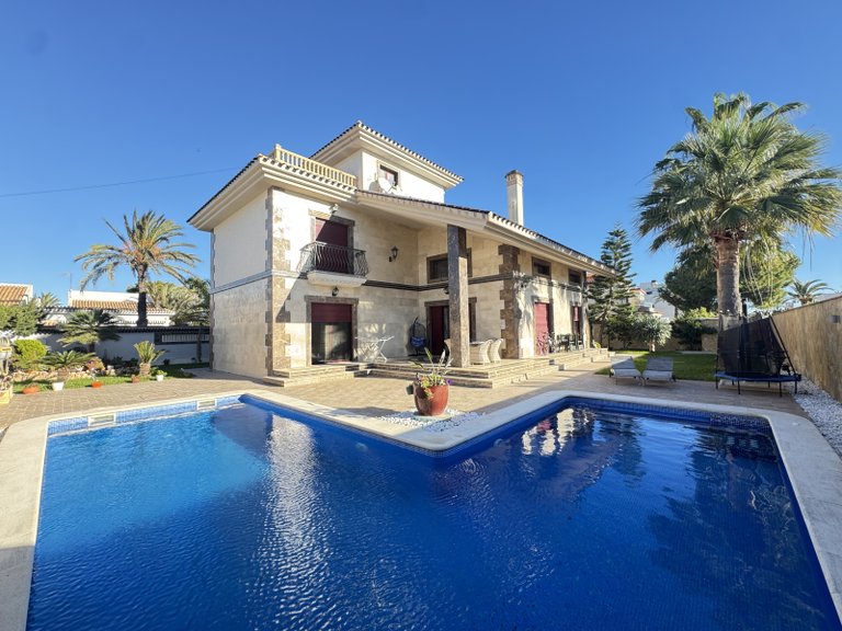 Villa for Sale in Cabo Roig, Alicante 1