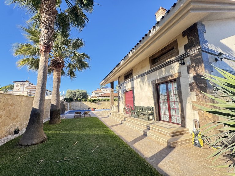 Villa for Sale in Cabo Roig, Alicante 4