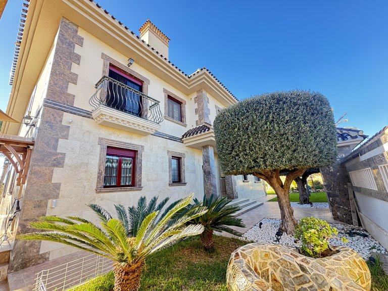 Villa for Sale in Cabo Roig, Alicante 7