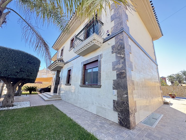 Villa for Sale in Cabo Roig, Alicante 8