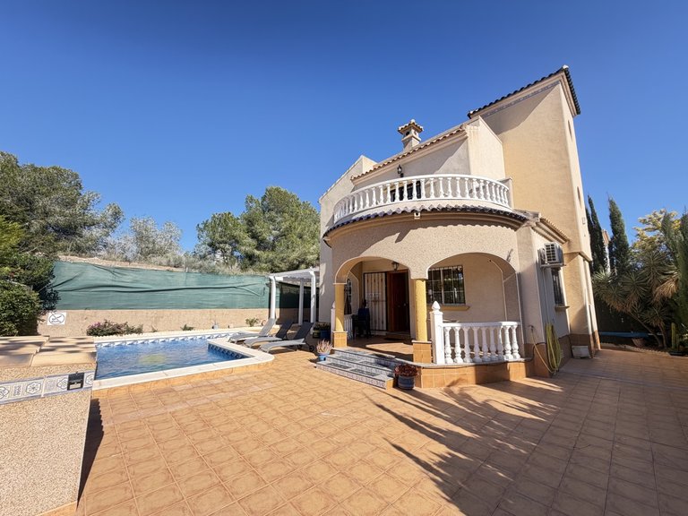 Villa for Sale in Villamartin, Alicante 1