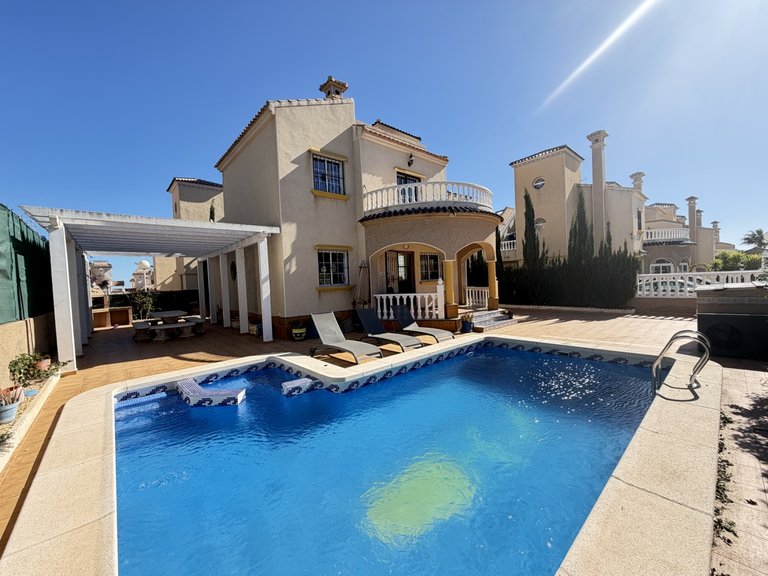 Villa for Sale in Villamartin, Alicante 3