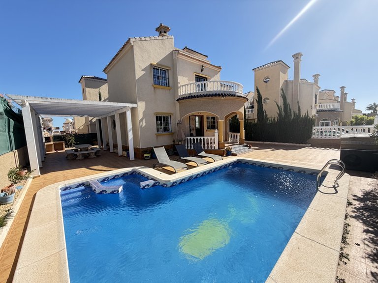 Villa for Sale in Villamartin, Alicante 33