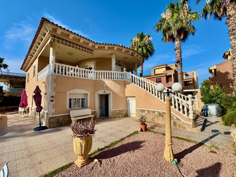 Villa for Sale in Benferri, Alicante 1