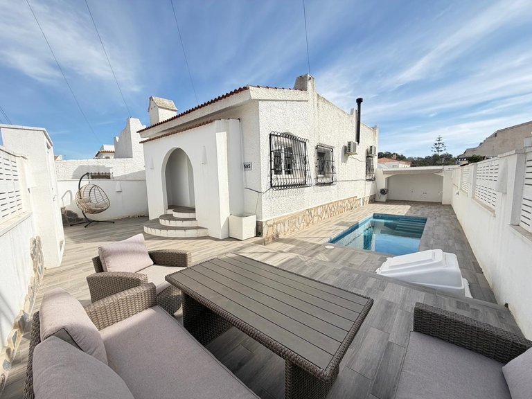 Villa for Sale in Villamartin, Alicante 1