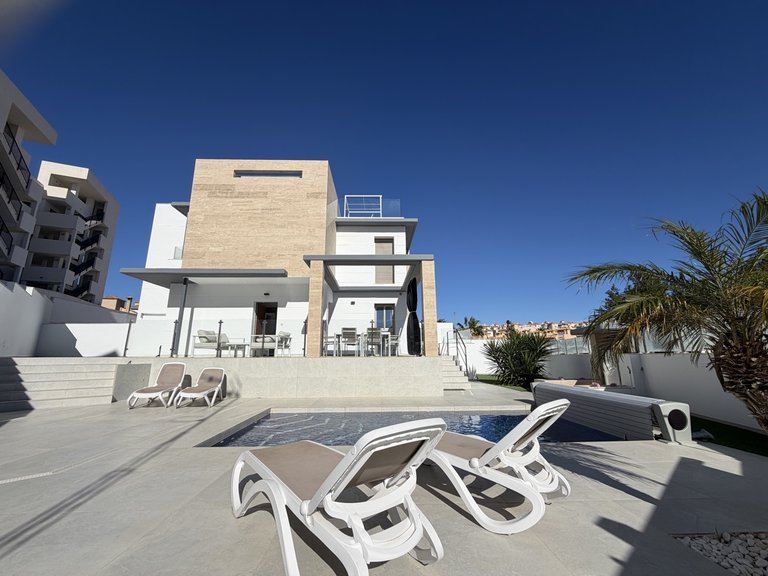 Villa for Sale in Villamartin, Alicante 1
