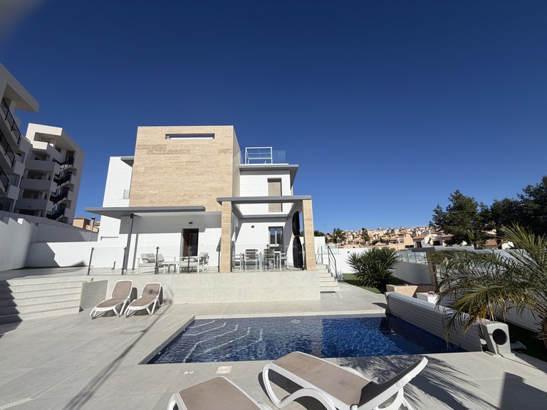 Villa for Sale in Villamartin, Alicante 43