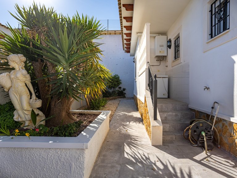 Villa for Sale in Bigastro, Alicante 38