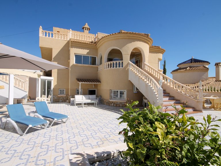 Villa for Sale in Villamartin, Alicante 1