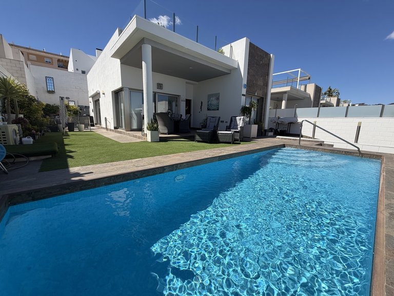 Villa for Sale in Villamartin, Alicante 2