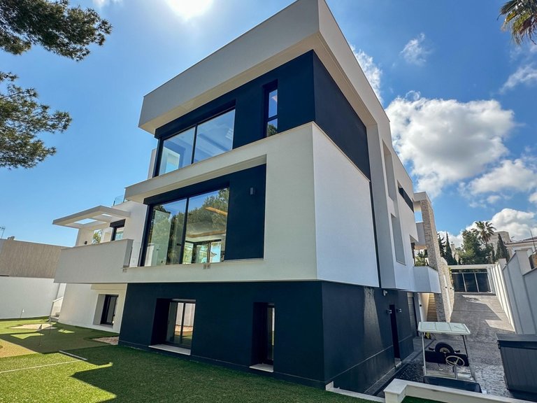 Villa for Sale in Villamartin, Alicante 3