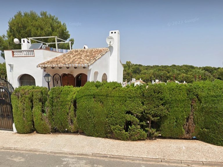 Villa for Sale in Villamartin, Alicante 1