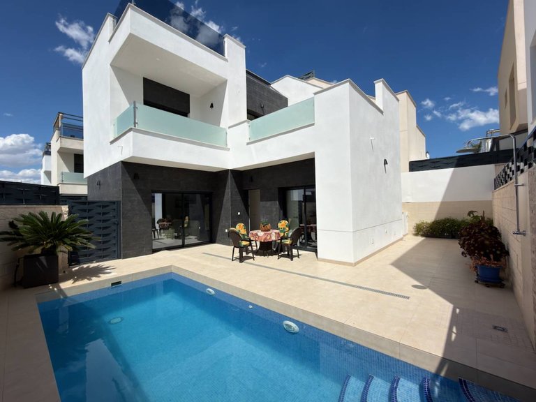 Villa for Sale in Benijofar, Alicante 1