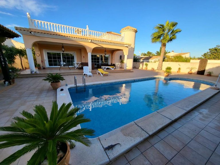 Villa for Sale in Playa Flamenca, Alicante 1