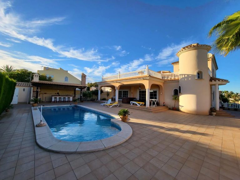 Villa for Sale in Playa Flamenca, Alicante 28