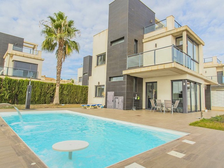 Villa for Sale in Cabo Roig, Alicante 1