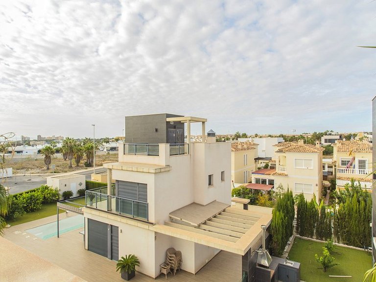 Villa for Sale in Cabo Roig, Alicante 3