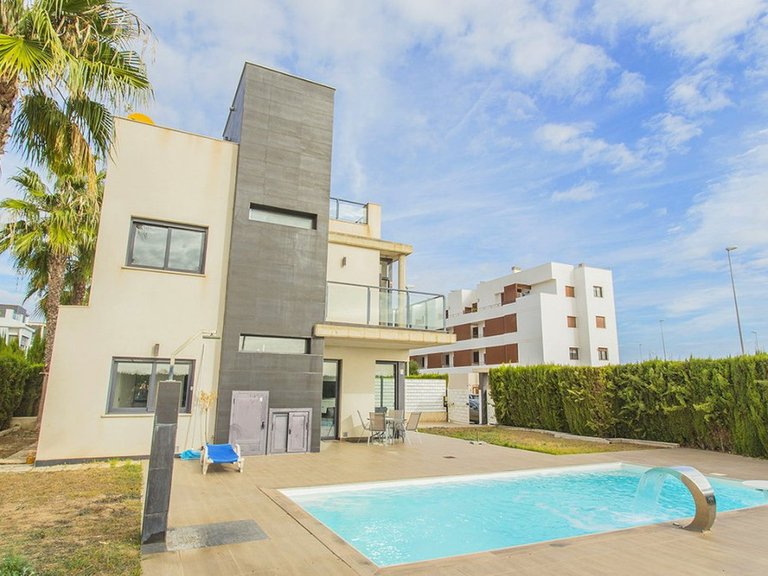 Villa for Sale in Cabo Roig, Alicante 6