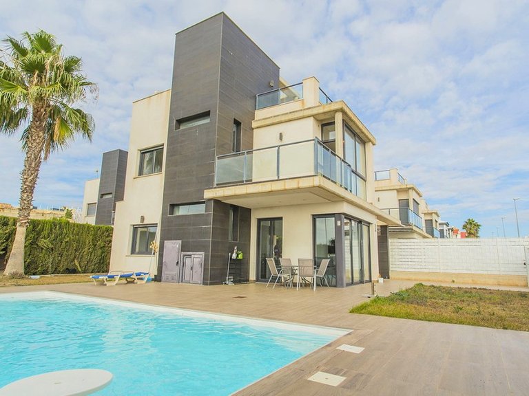 Villa for Sale in Cabo Roig, Alicante 8