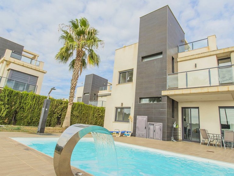 Villa for Sale in Cabo Roig, Alicante 9