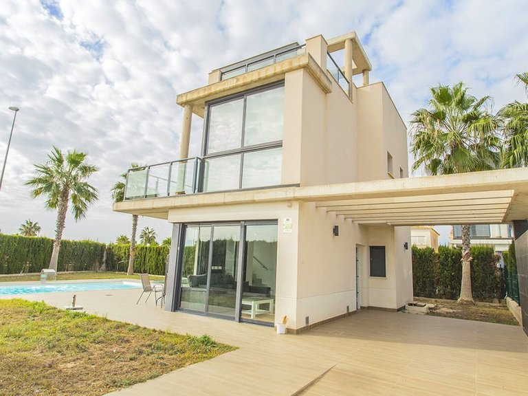 Villa for Sale in Cabo Roig, Alicante 10