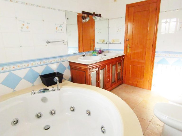 Villa for Sale in Alicante, Alicante 28