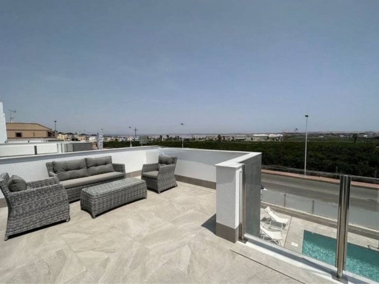 Villa for Sale in Los Altos, Alicante 3