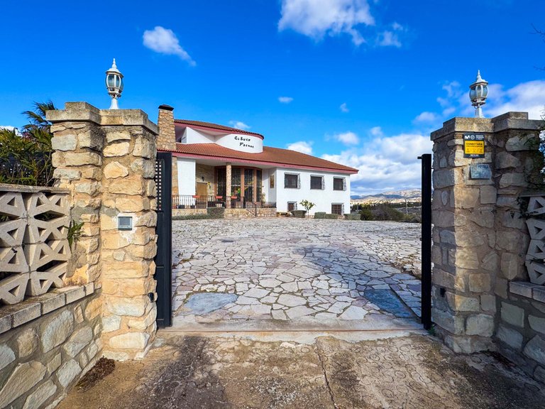 Villa for Sale in Elda, Alicante 1