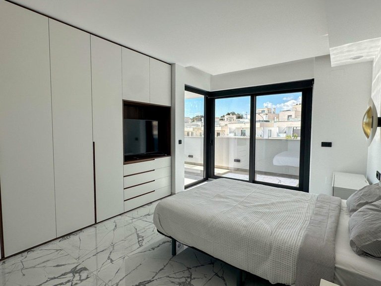 Villa for Sale in Villamartin, Alicante 39