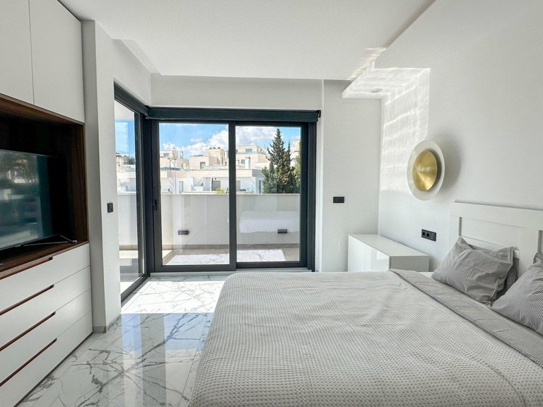 Villa for Sale in Villamartin, Alicante 41