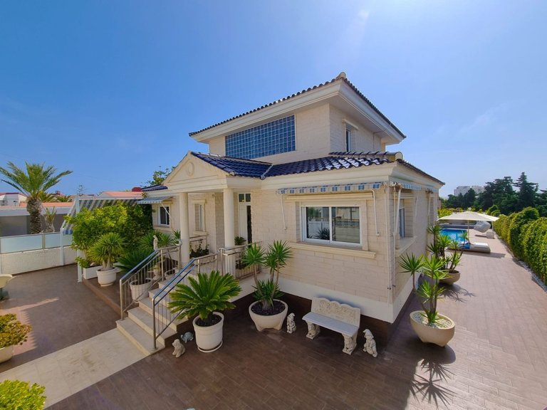 Villa for Sale in Torrevieja, Alicante 2