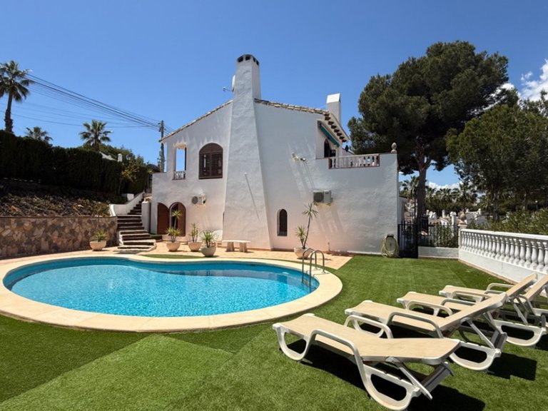 Villa for Sale in Villamartin, Alicante 1