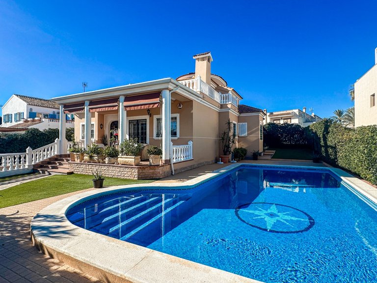 Villa for Sale in Torrevieja, Alicante 1