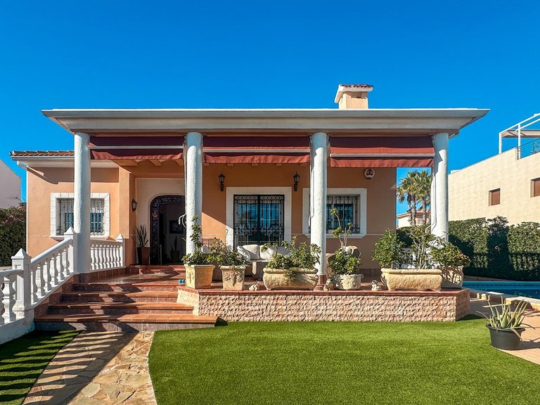 Villa for Sale in Torrevieja, Alicante 2