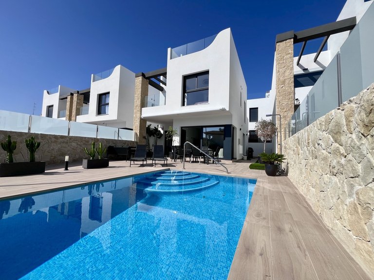Villa for Sale in Punta Prima, Alicante 30