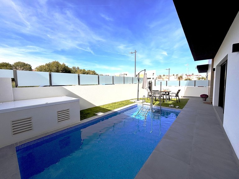 Villa for Sale in Villamartin, Alicante 2