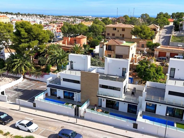 Villa for Sale in Villamartin, Alicante 6