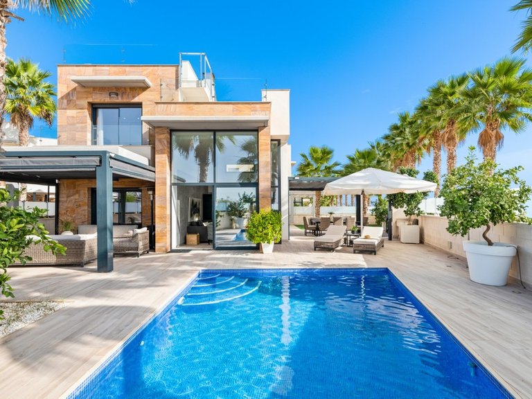 Villa for Sale in Cabo Roig, Alicante 1