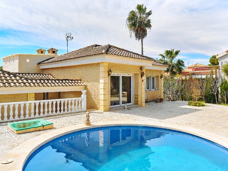 Villa for Sale in Campoamor, Alicante 44