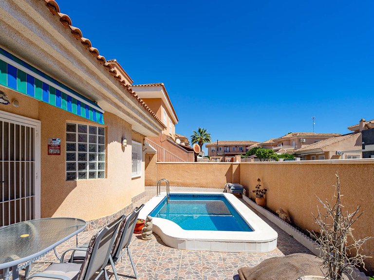 Villa for Sale in Punta Prima, Alicante 35