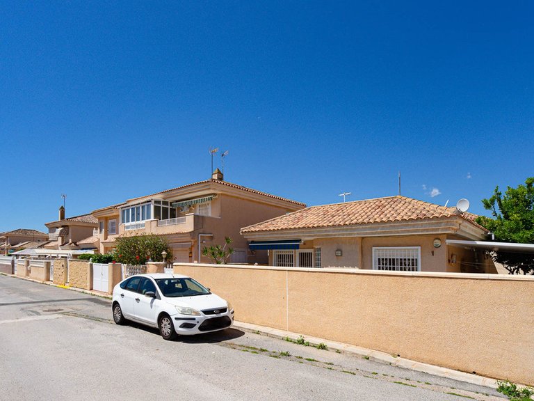 Villa for Sale in Punta Prima, Alicante 39