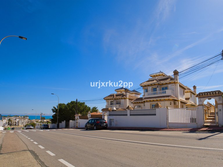 Villa for Sale in Torrevieja, Alicante 1