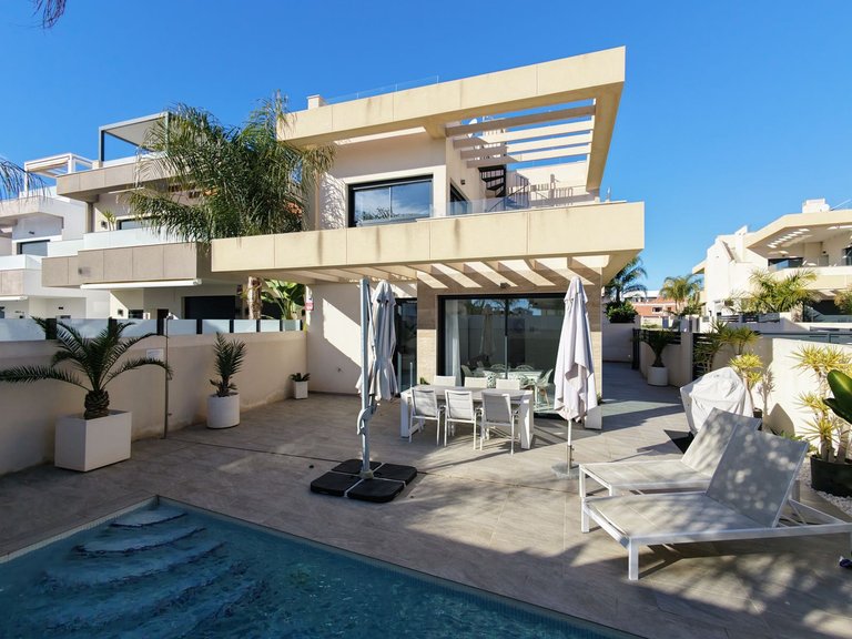 Villa for Sale in Los Montesinos, Alicante 1