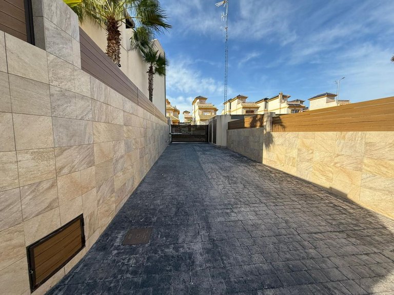 Villa for Sale in Los Montesinos, Alicante 3