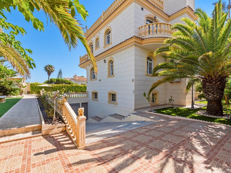 Villa for Sale in Playa Flamenca, Alicante 9
