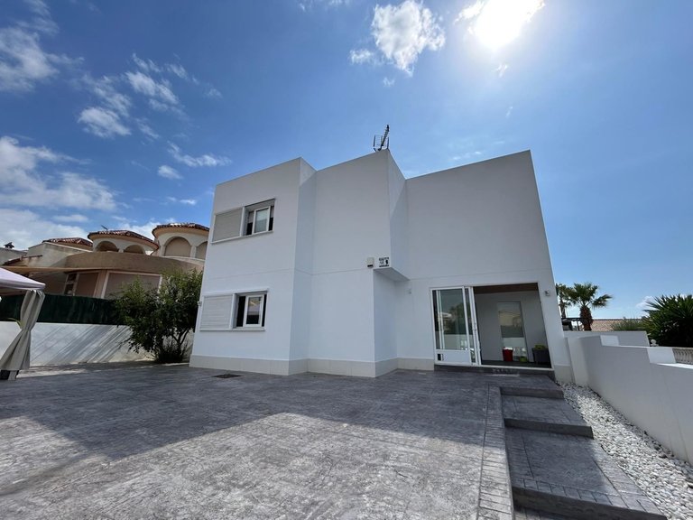 Villa for Sale in Bigastro, Alicante 1